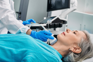 Dra. Thaline Neves destaca a relevância do ultrassom como recurso essencial na medicina preventiva e nos check-ups de rotina.