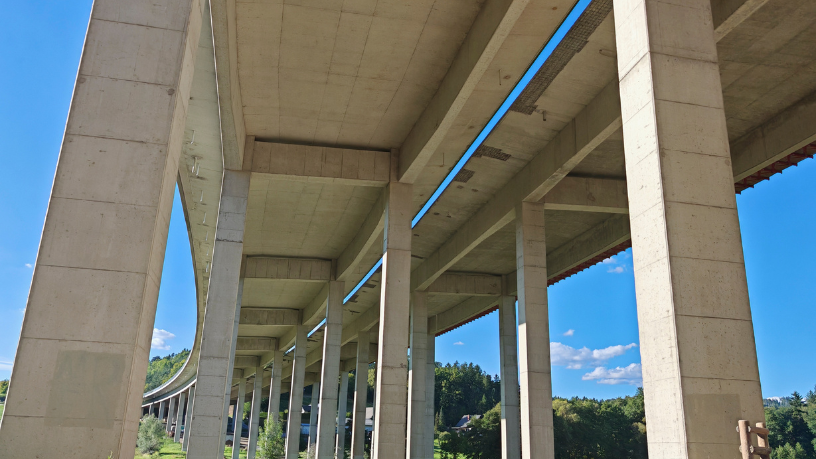 Estudo de Valderci Malagosini Machado destacando painéis duplos em contenções profundas e o impacto da pré-fabricação na segurança e no controle de variáveis em obras urbanas.