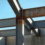 Análise de Valderci Malagosini Machado sobre o uso de painéis duplos em contenções profundas urbanas e como a pré-fabricação eleva a segurança e a previsibilidade.