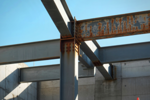 Análise de Valderci Malagosini Machado sobre o uso de painéis duplos em contenções profundas urbanas e como a pré-fabricação eleva a segurança e a previsibilidade.