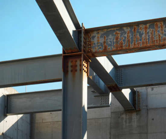 Análise de Valderci Malagosini Machado sobre o uso de painéis duplos em contenções profundas urbanas e como a pré-fabricação eleva a segurança e a previsibilidade.