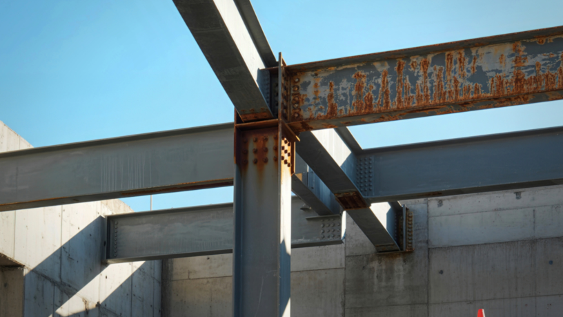 Análise de Valderci Malagosini Machado sobre o uso de painéis duplos em contenções profundas urbanas e como a pré-fabricação eleva a segurança e a previsibilidade.