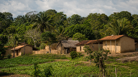 Comunidade quilombola em área rural do Maranhão, com casas e vegetação ao redor, sem textos ou placas visíveis