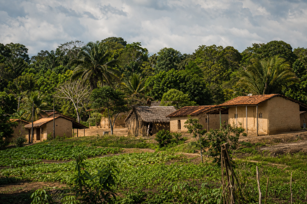 Comunidade quilombola em área rural do Maranhão, com casas e vegetação ao redor, sem textos ou placas visíveis