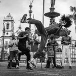 Capoeiristas se apresentam em uma rua do Pelourinho, em Salvador, durante uma roda de capoeira.