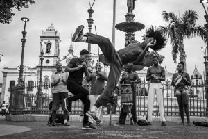 Capoeiristas se apresentam em uma rua do Pelourinho, em Salvador, durante uma roda de capoeira.