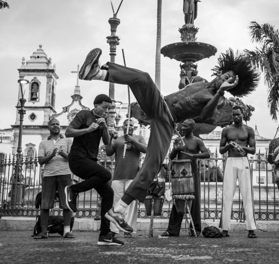 Capoeiristas se apresentam em uma rua do Pelourinho, em Salvador, durante uma roda de capoeira.