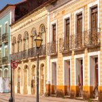 Fachadas coloniais coloridas com azulejos no Centro Histórico de São Luís.