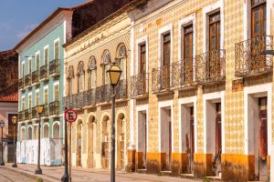 Fachadas coloniais coloridas com azulejos no Centro Histórico de São Luís.