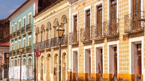 Fachadas coloniais coloridas com azulejos no Centro Histórico de São Luís.