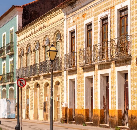 Fachadas coloniais coloridas com azulejos no Centro Histórico de São Luís.
